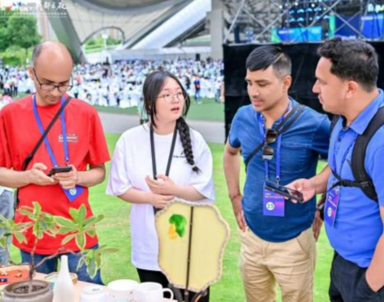 成都银杏酒店管理学院学子赋能2025全球跨境旅游大会