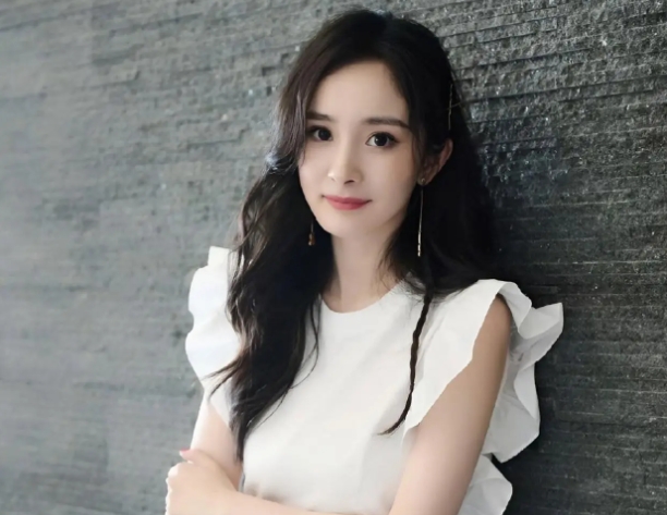 杨幂牛仔裙搭白上衣，38 岁演绎清新减龄，时尚感藏不住