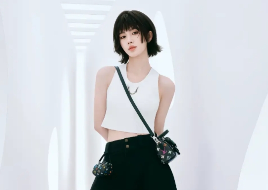 曾被全网黑的鞠婧祎，成了“出手就是第一”的时尚女王？